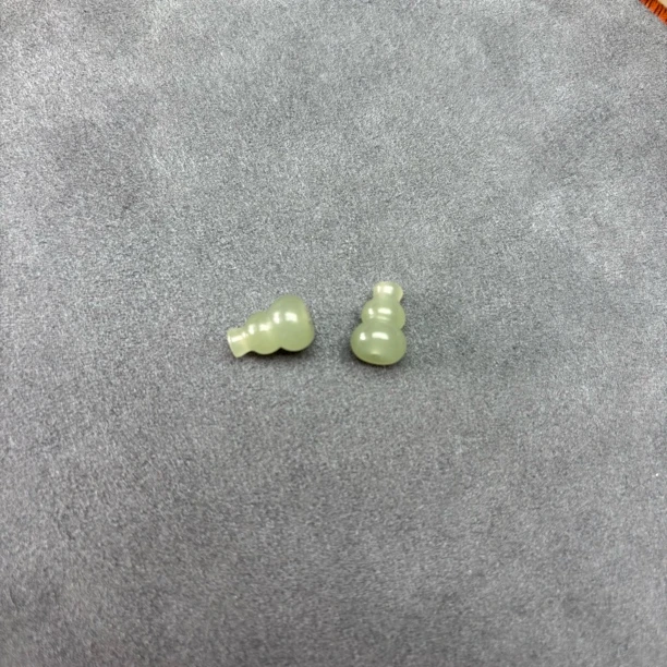 天然和田玉冰晴绿色小葫芦通孔配饰款，玉石文玩多用途(拍一发一)
