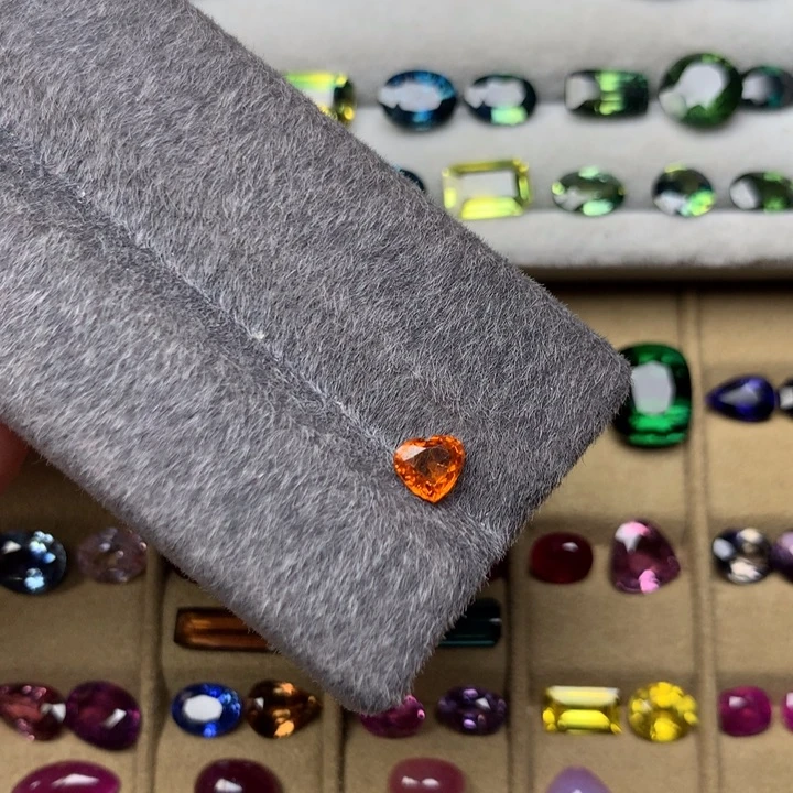 未镶嵌裸石规格石榴石（芬达石）