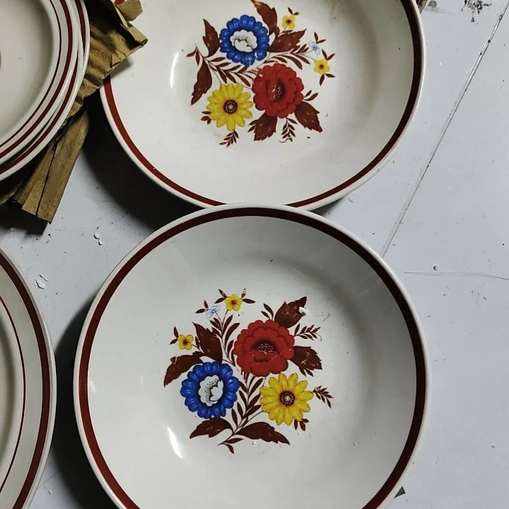 瓷片五厂，七厂各种摆件，瓷片，均有瑕疵！口径19cm。