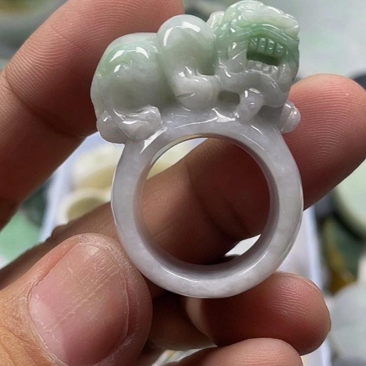 成***功翡翠未镶嵌颈饰戒指