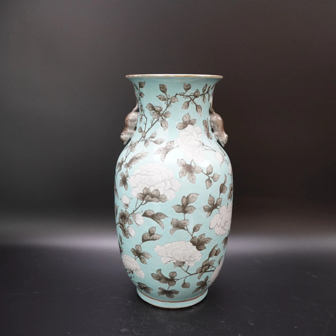 Lot.25081972 清光绪松石绿地花卉纹鼠耳灯笼尊 高：约35cm