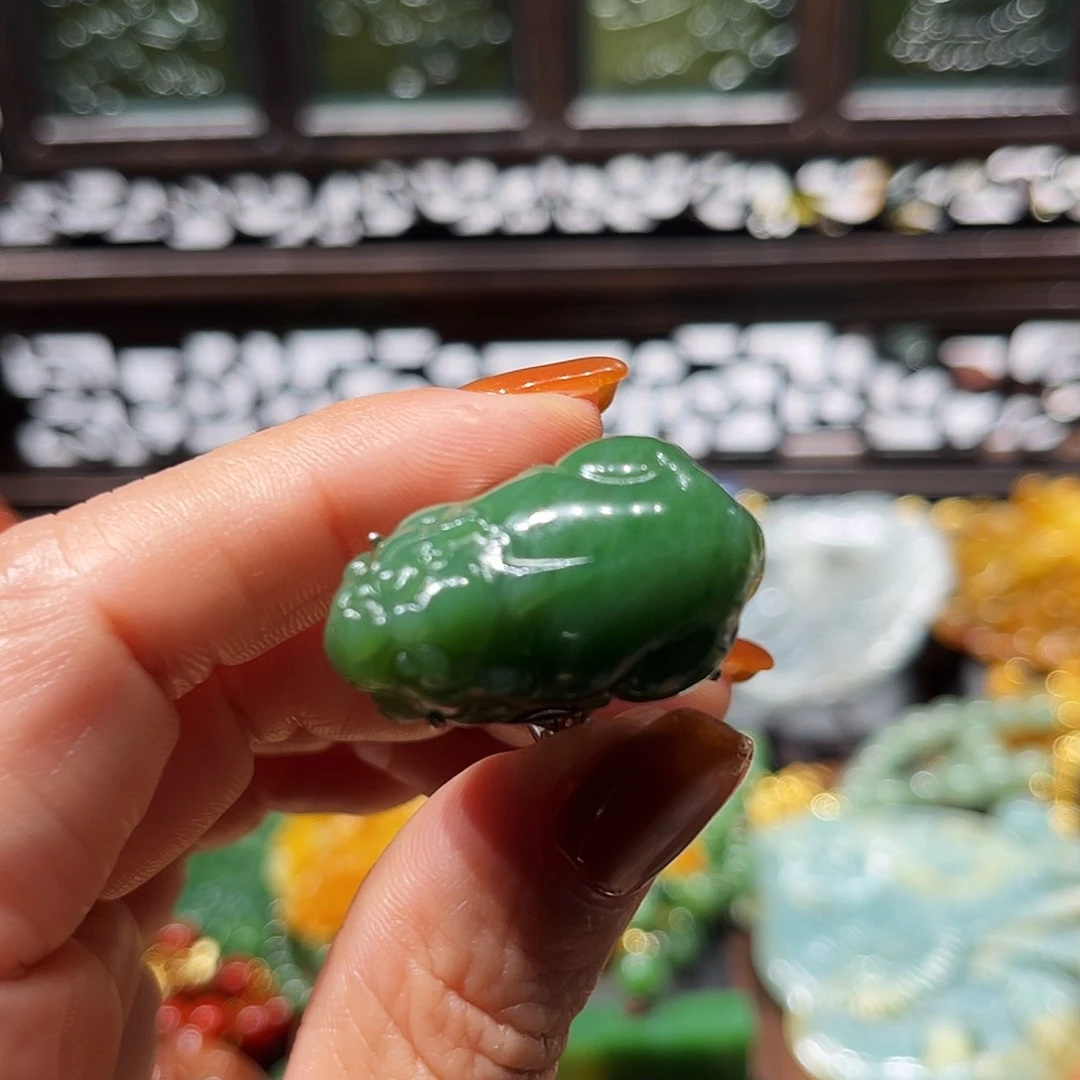 未镶嵌蛇纹石玉吊坠