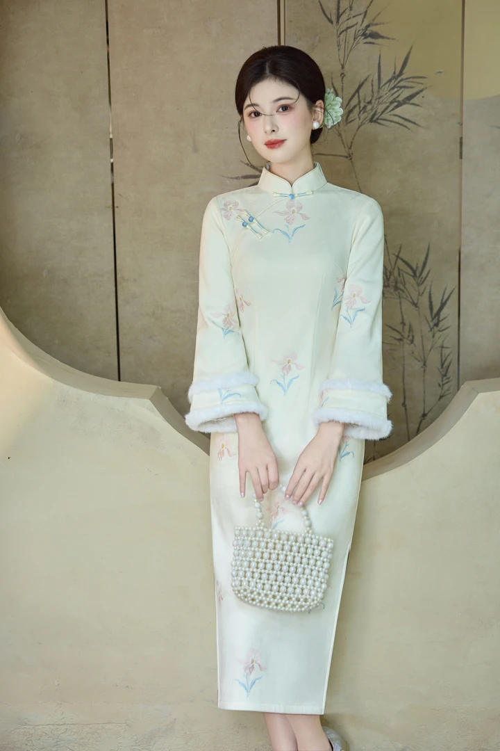 新中式国风改良旗袍女修身秋冬季新款麂皮绒绣花加厚年轻款连衣裙