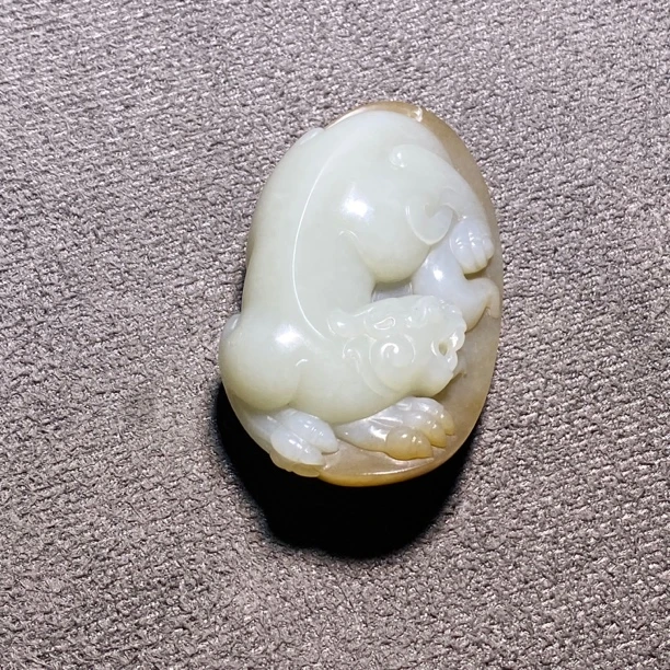 新疆和田玉苏工纯手工且末山料金山糖白卧虎手把件56克细腻油润