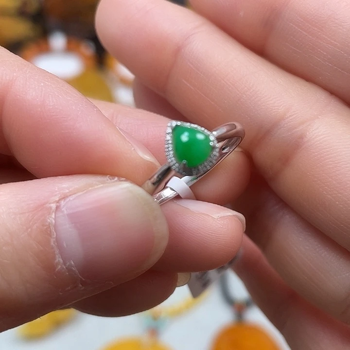 翡翠戒指18K金镶嵌缅甸翡翠