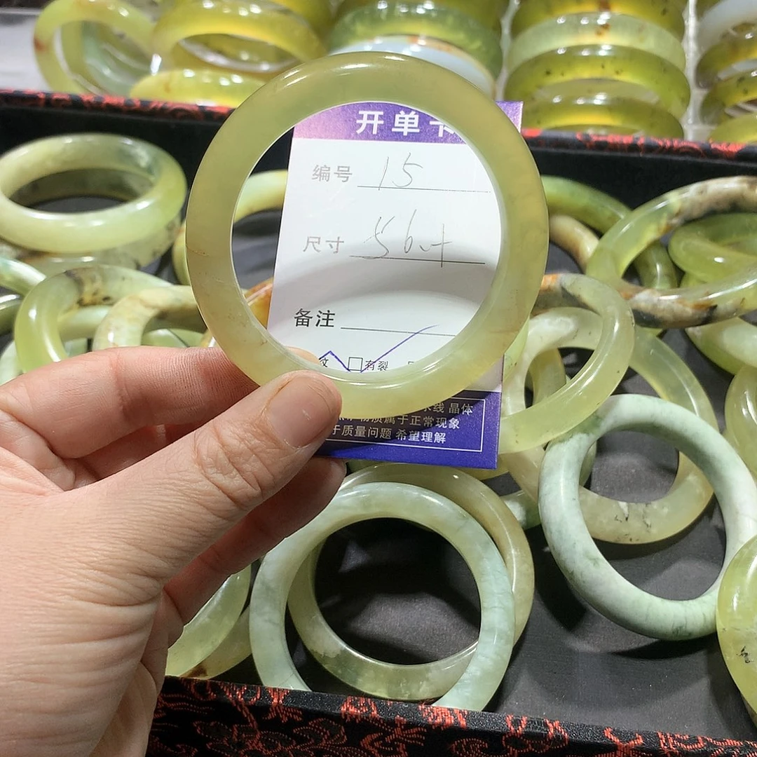 蛇纹石玉手镯未镶嵌?***m