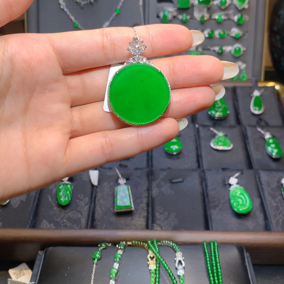 颈饰18K金镶嵌翡翠圆牌