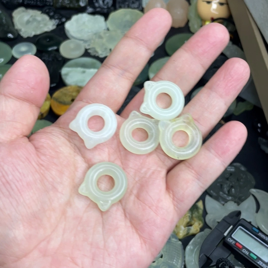 岫玉未镶嵌颈饰猫圈