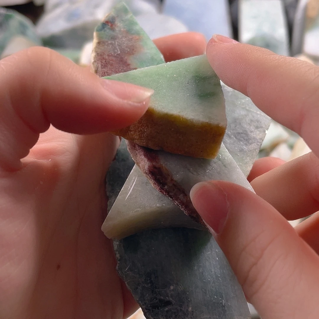 颈饰未镶嵌翡翠。