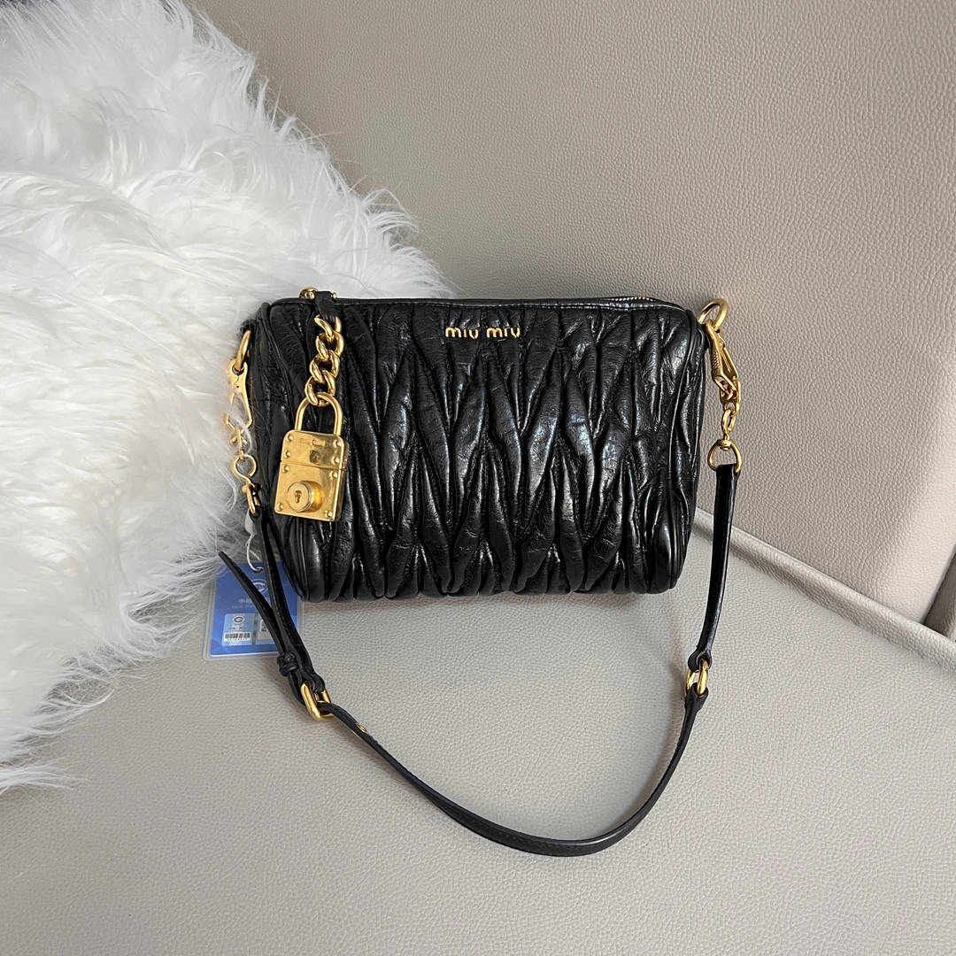 95新 MIU MIU/缪缪 黑色小号油蜡皮褶皱腋下单肩麻将包锁头金色