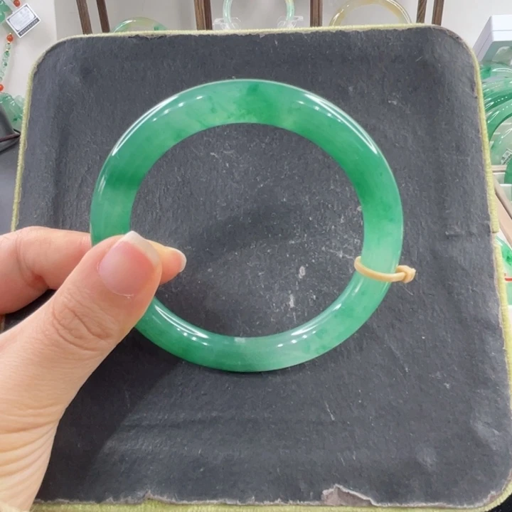 未镶嵌手镯石英质玉（非洲翠）