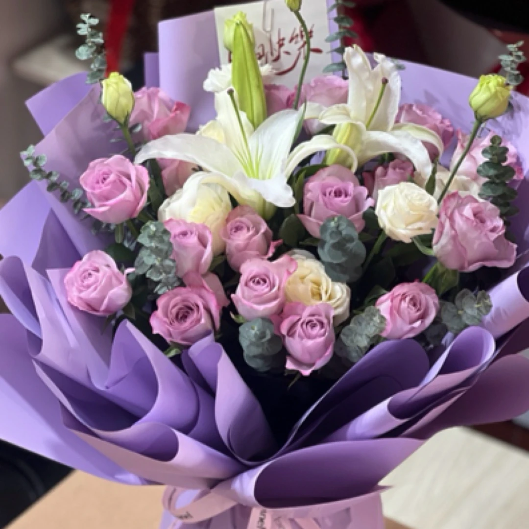 冬日恋歌（海洋之歌玫瑰搭配百合一束）