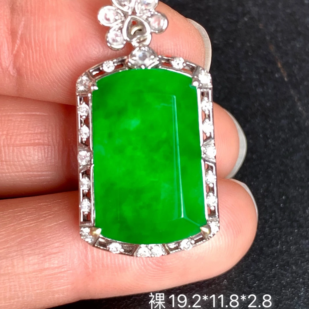 冰绿无事牌天然翡翠吊坠镶嵌精致女生配饰高级感玉石