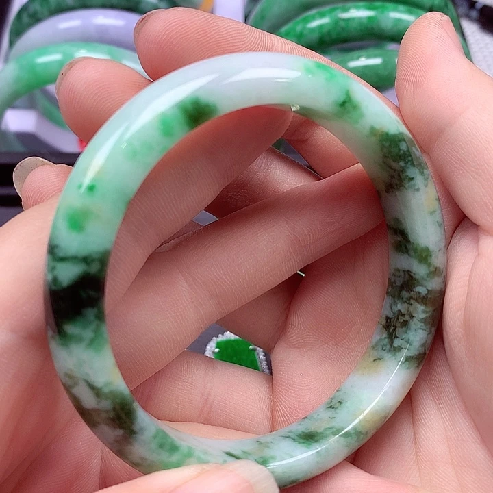翡翠手镯未镶嵌翡翠手镯