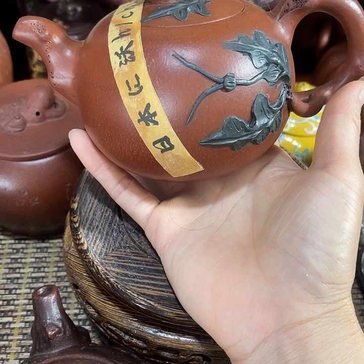 茶壶紫砂原矿泥料手工制作的一把紫砂壶。