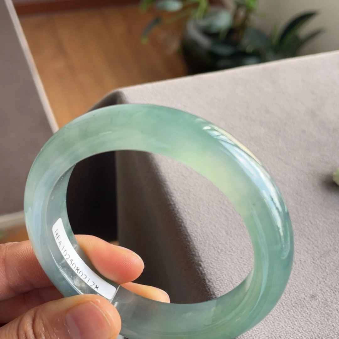 未镶嵌手镯翡翠蓝底