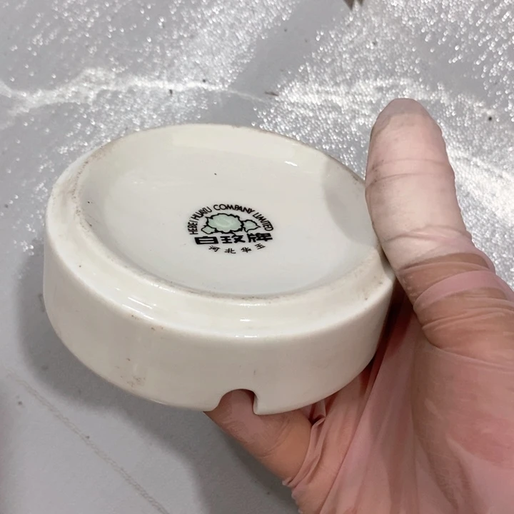 瓷片华玉白玫烟灰缸直径9公分