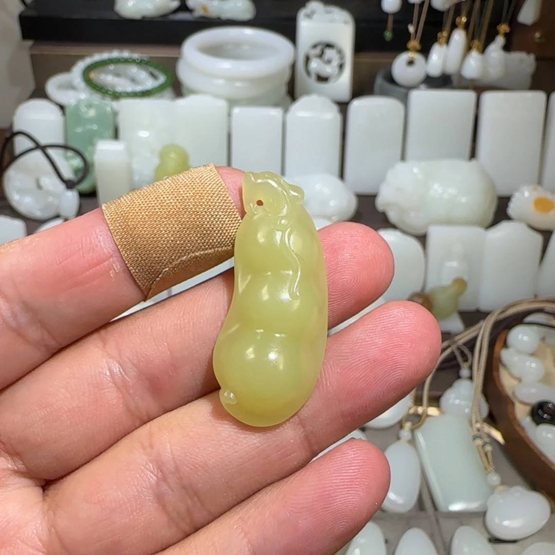 苏***馨和田玉未镶嵌颈饰