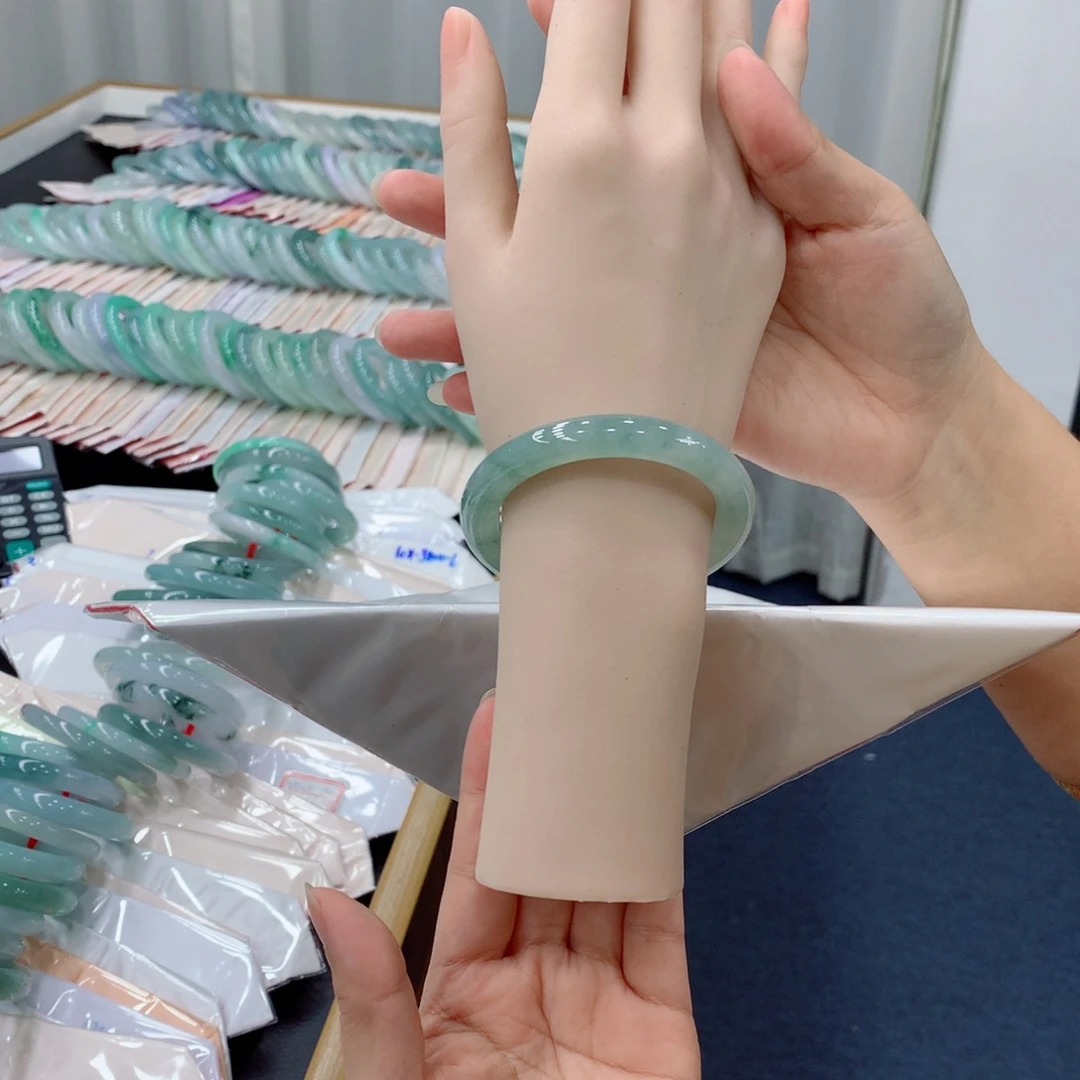 翡翠未镶嵌手镯48小时