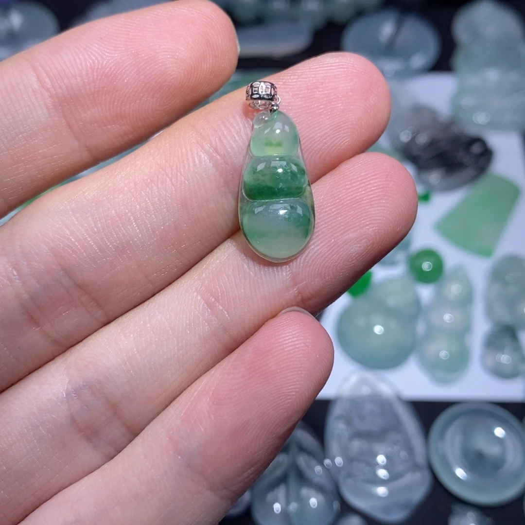 翡翠未镶嵌颈饰福豆