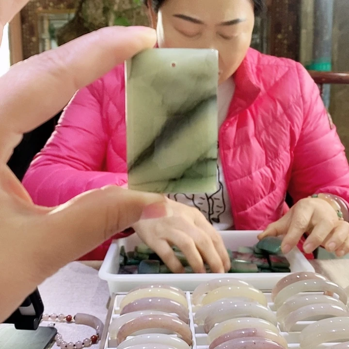 密玉（石英质玉）颈饰未镶嵌