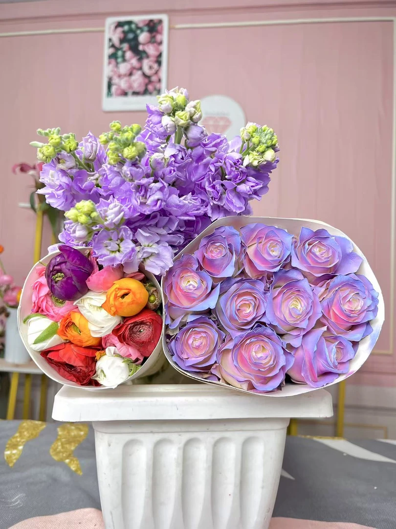 昆明基地喷色单头玫瑰套餐直发加洋牡丹鲜花和配草