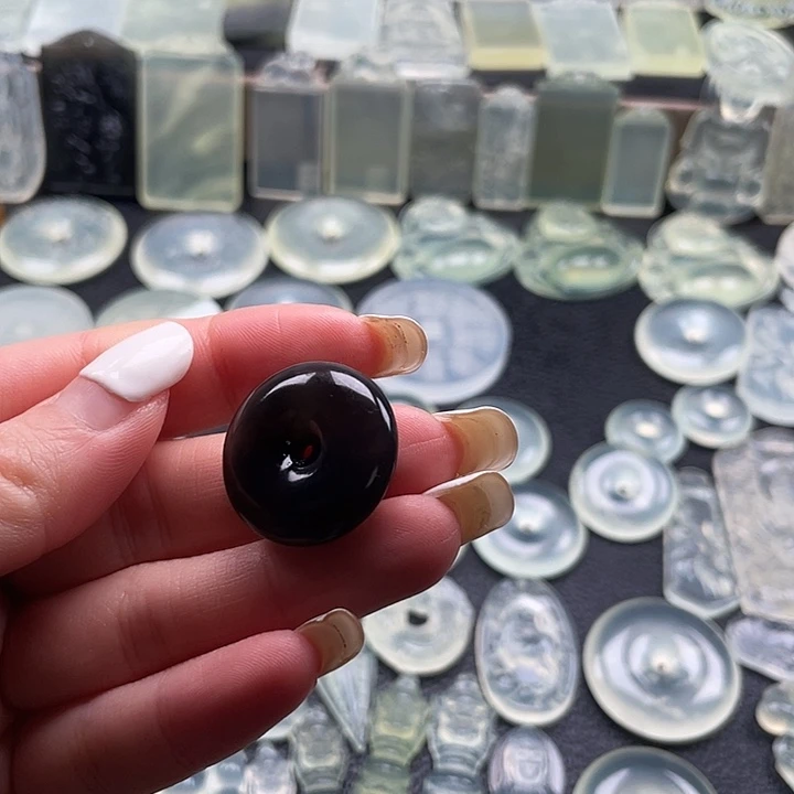 岫玉未镶嵌颈饰平安扣