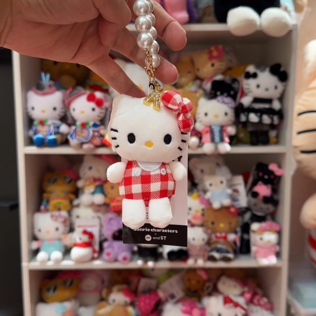 毛绒红格纹kt挂件