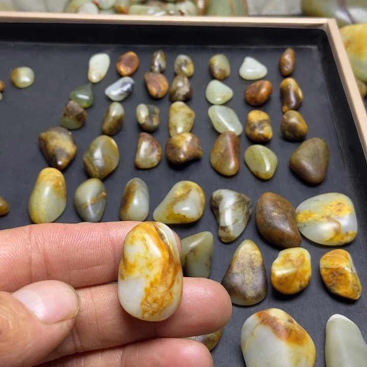 那***美和田玉（糖玉）未镶嵌珠宝奇石