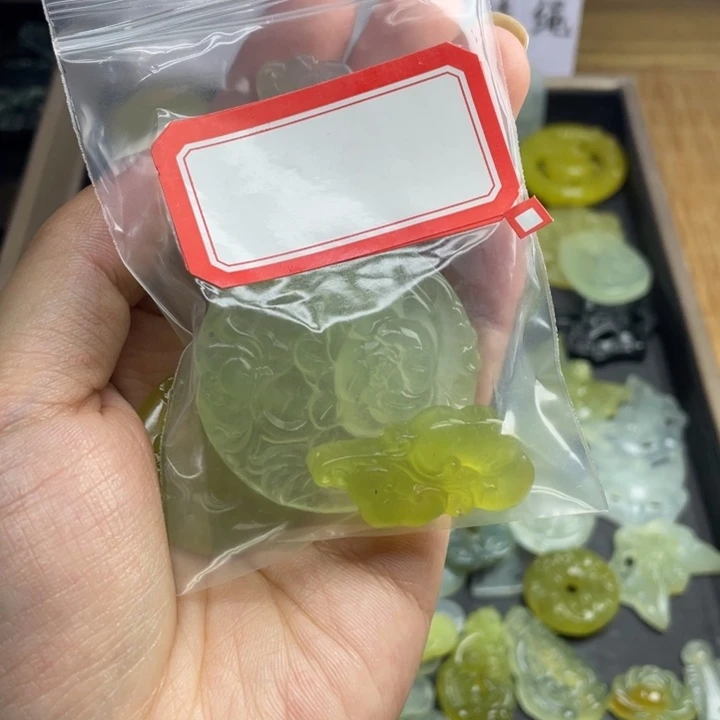 好***伴蛇纹石玉未镶嵌颈饰