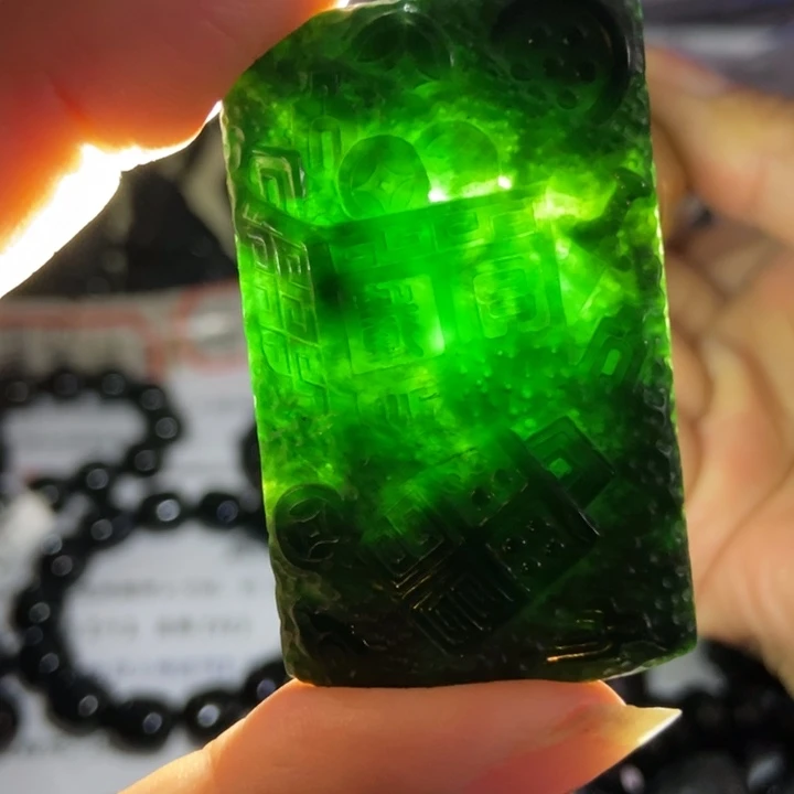 翡翠未镶嵌颈饰墨翠八破图