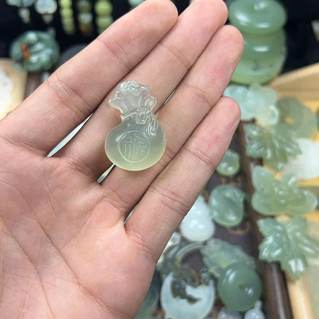 文***静未镶嵌蛇纹石玉颈饰钱袋子淡
