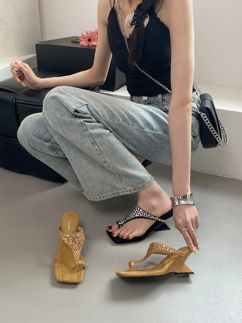 小众坡跟水钻套趾凉拖鞋女2025夏季新款外穿异形跟方头高跟凉拖鞋