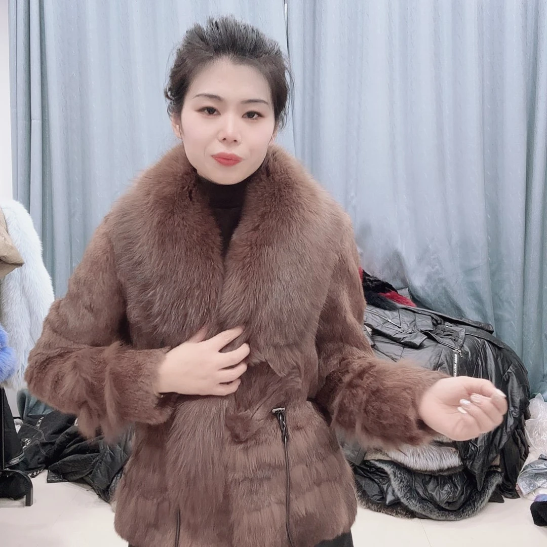 皮草搭配黑色西装和