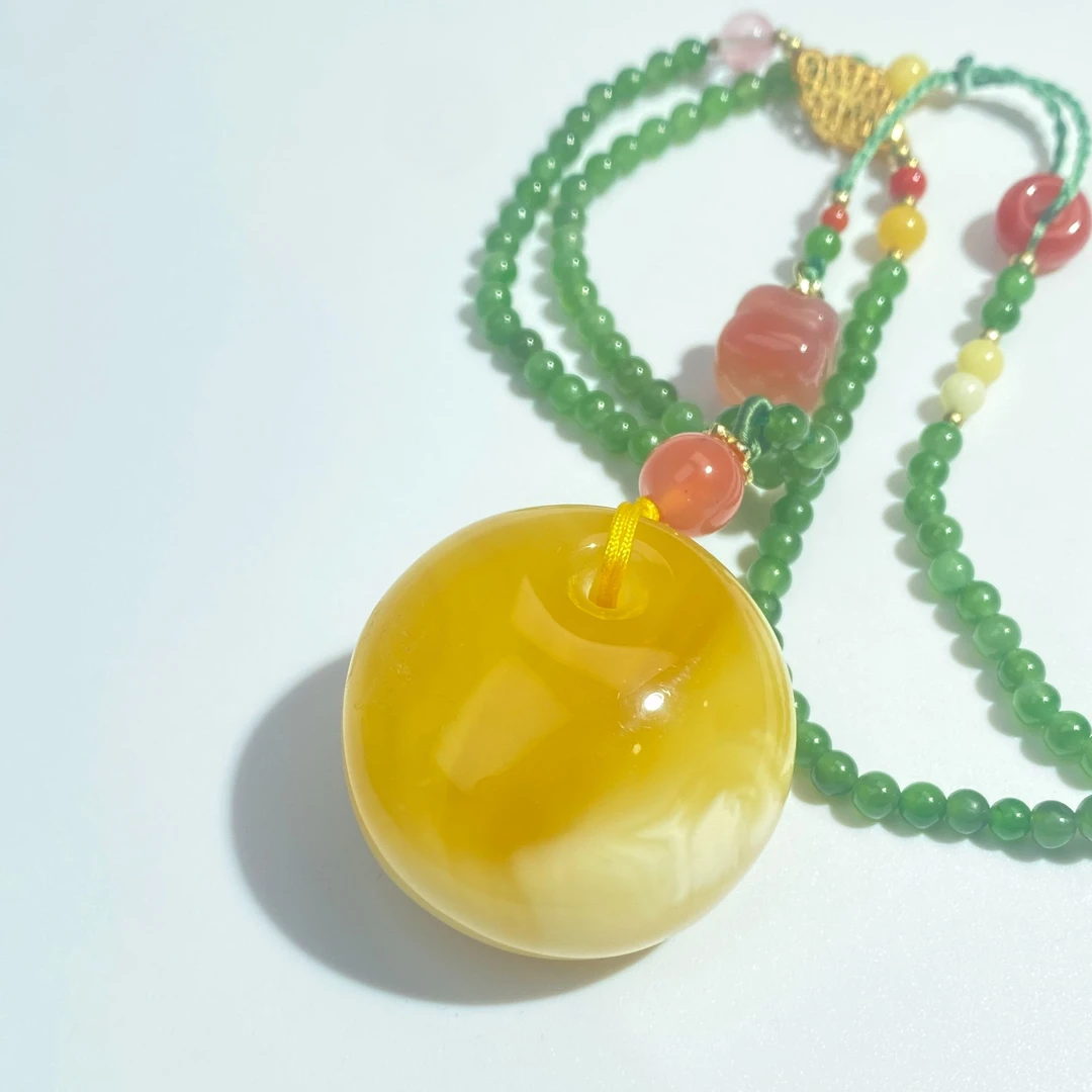 天然俄料金白妖花蜜蜡公主扣吊坠搭配和田碧玉苹果绿项链定制款