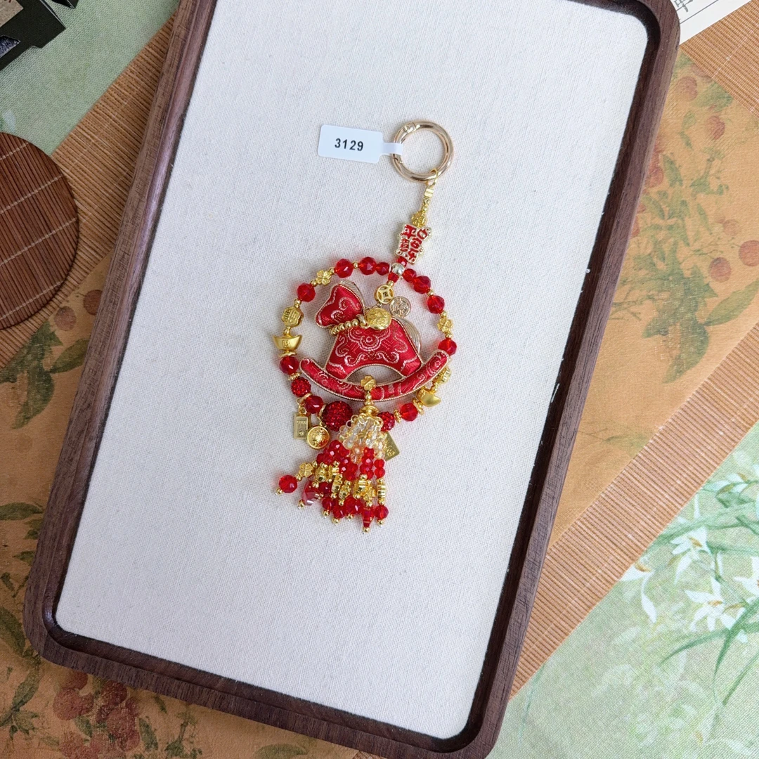 3129-原创设计红定胜摇摇马圆形包挂手机链新中式国风车挂挂件