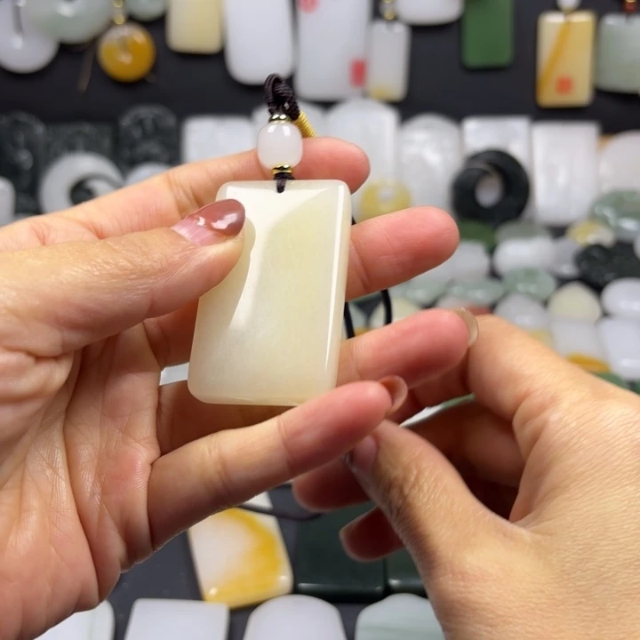 石英质玉（金丝玉）未镶嵌颈饰