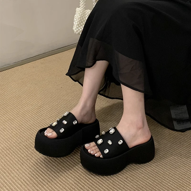 厚底拖鞋女夏2025年新款高级感水钻一字带凉拖外穿增高休闲松糕鞋