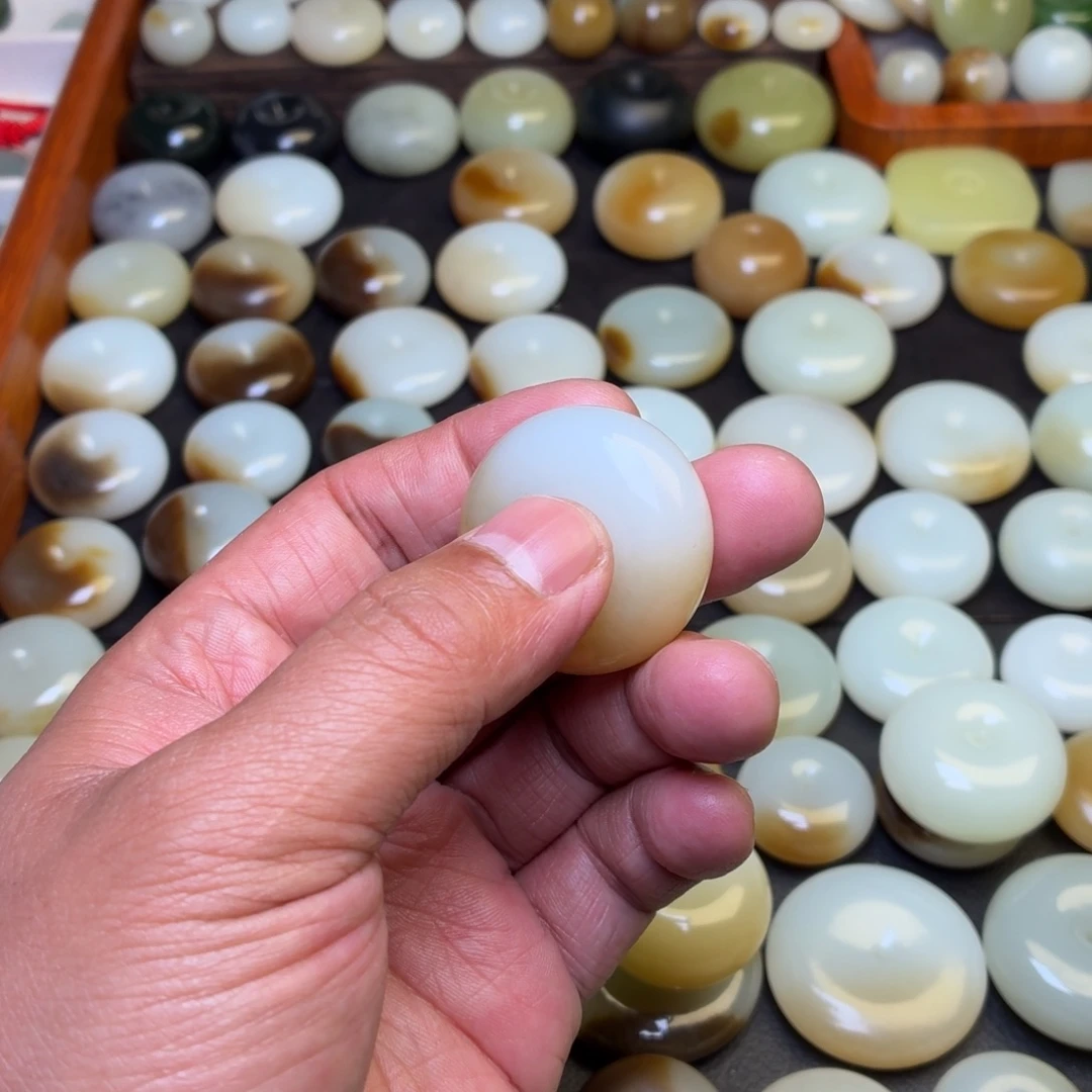 蔷***薇和田玉未镶嵌颈饰