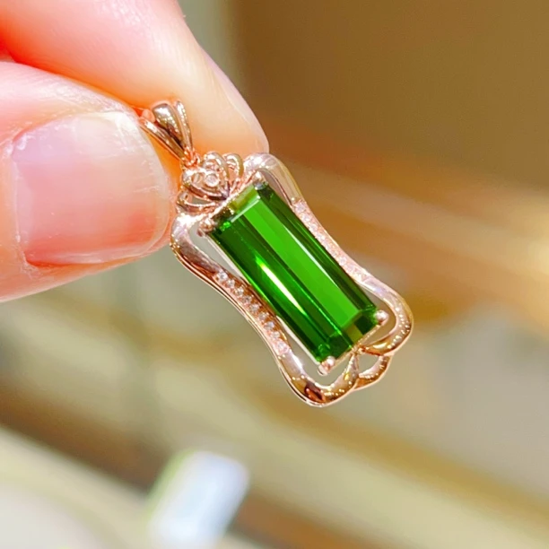 3.70ct 18K玫瑰金镶嵌碧玺吊坠 3500