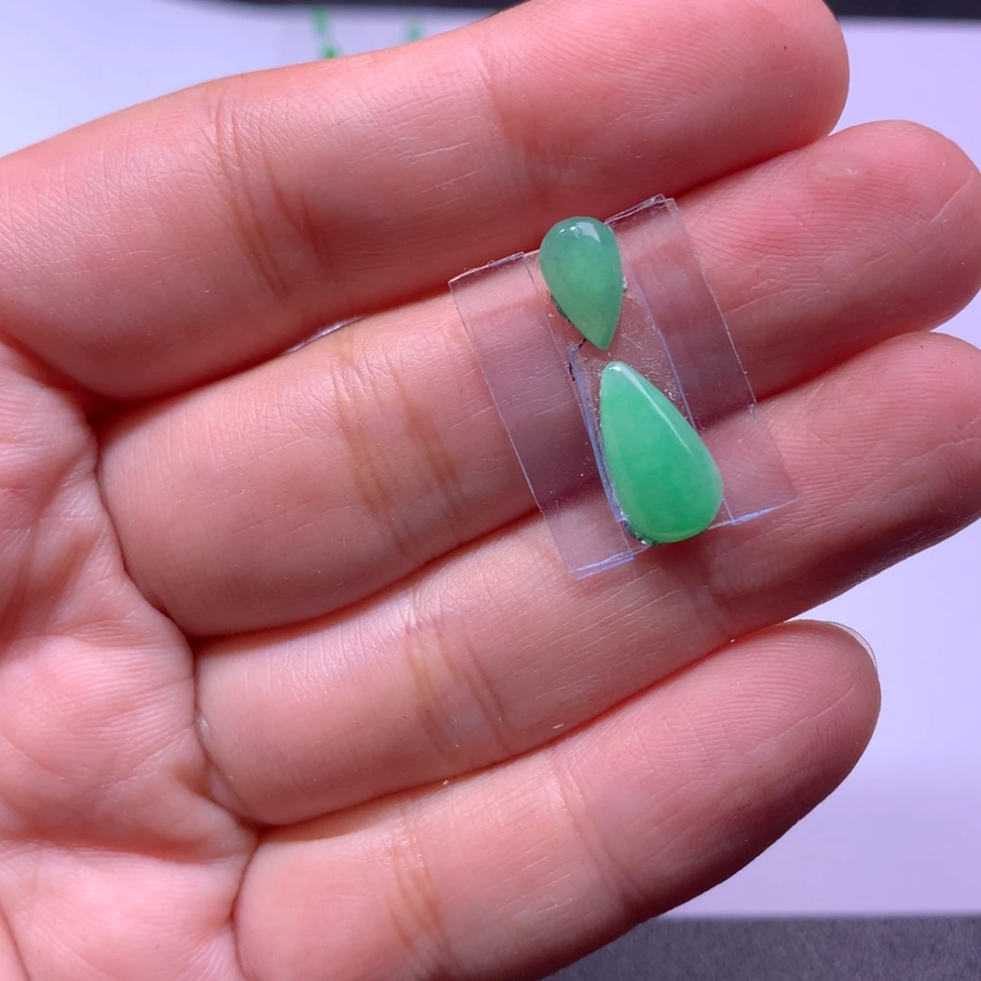 翡翠未镶嵌颈饰水滴