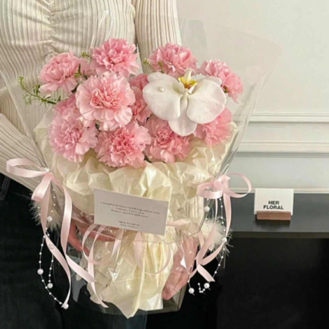 11朵粉色康乃馨搭配1朵蝴蝶兰小香风花束西宁实体花店同城配送母亲节护士节