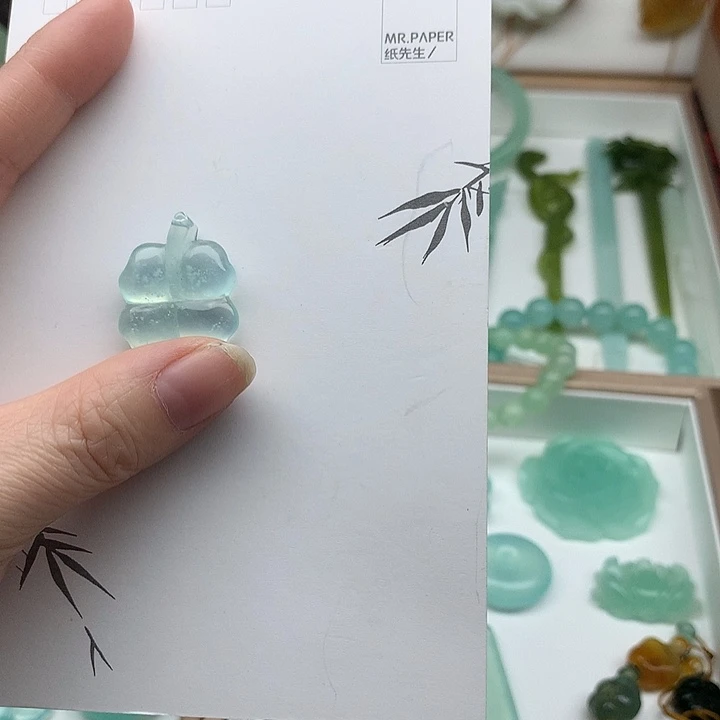 岫玉未镶嵌颈饰四叶草