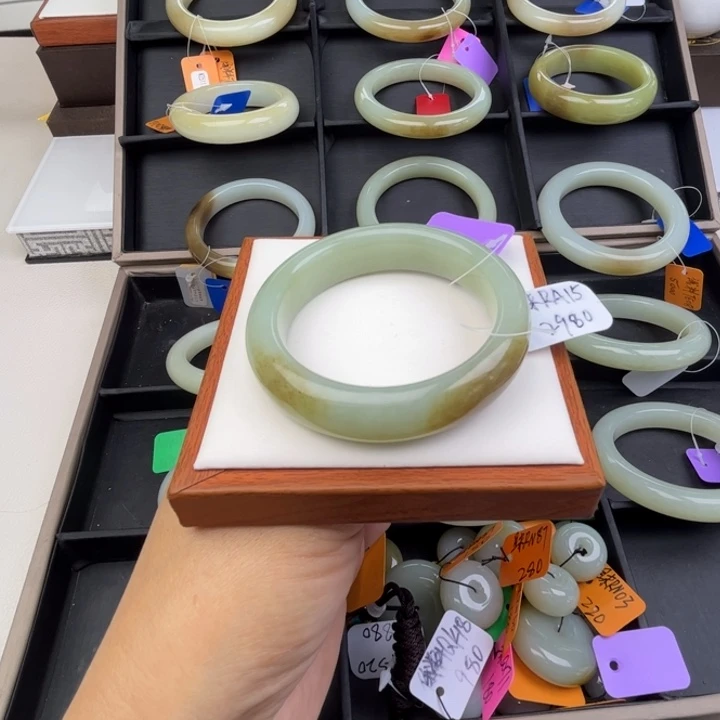 未镶嵌手镯和田玉七月