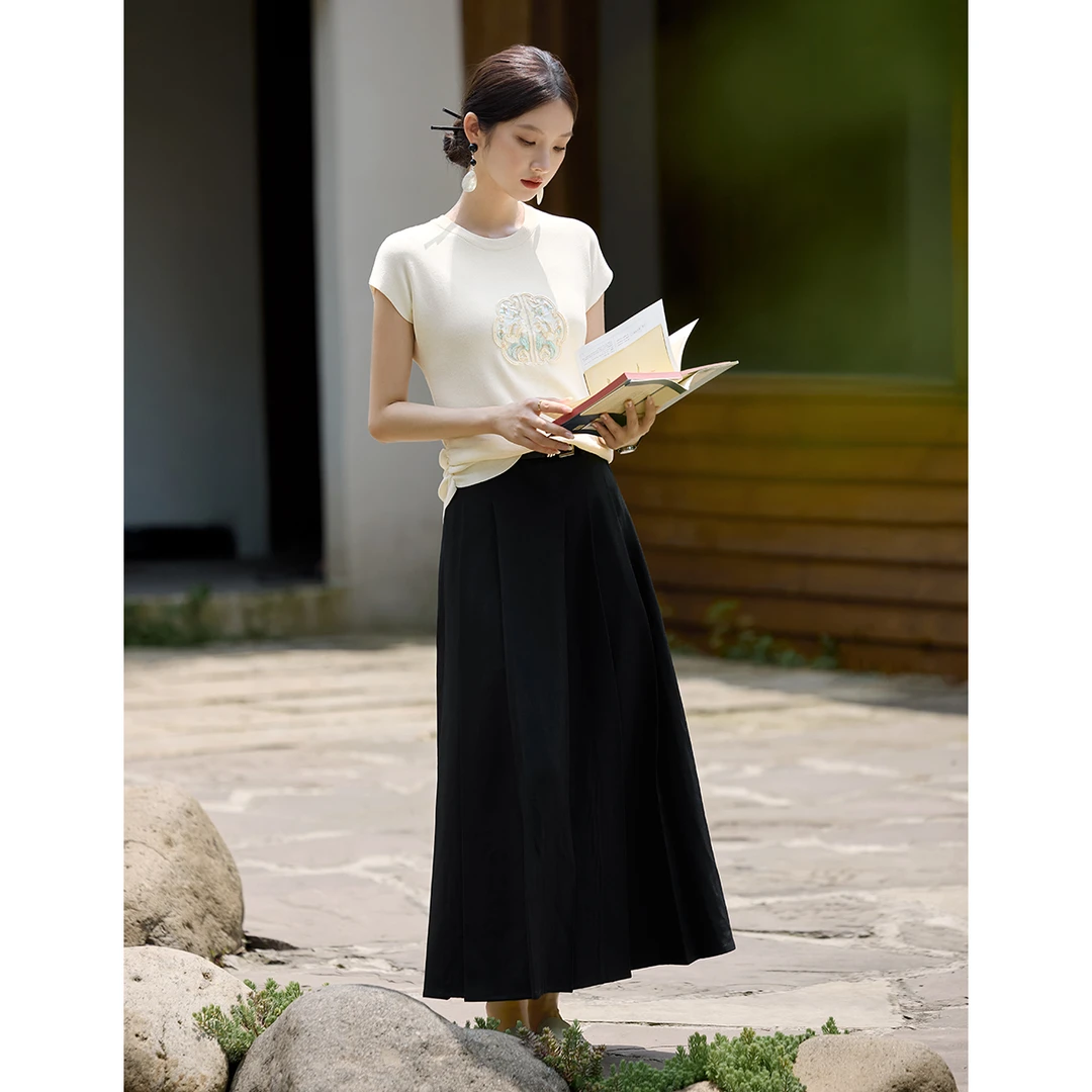 XWI/欣未2025新中式刺绣针织小盖袖衫黑色百褶裙气质套装4B016