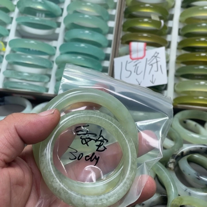 爱***y未镶嵌蛇纹石玉手镯