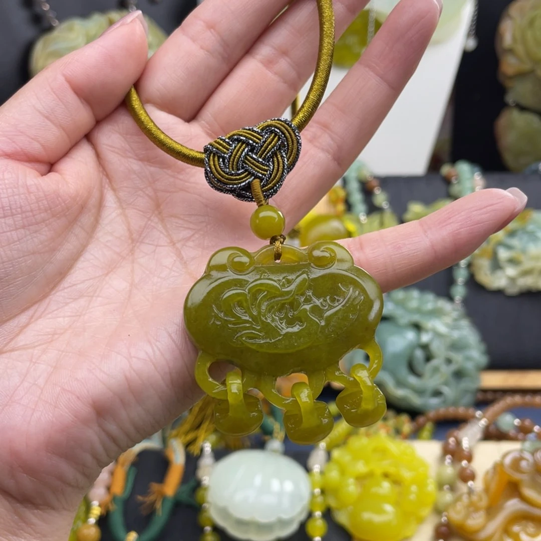 蛇纹石玉未镶嵌颈饰