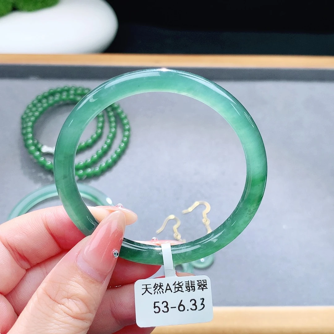 未镶嵌手镯（圆镯）翡翠