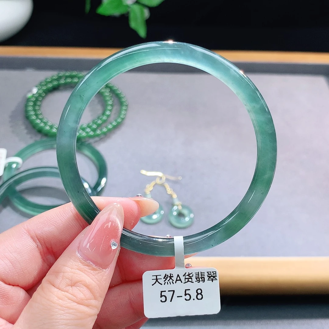 未镶嵌手镯（圆镯）翡翠