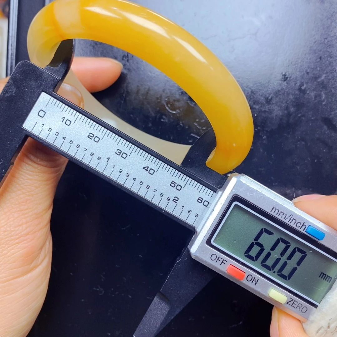 石英质玉（黄龙玉）未镶嵌颈饰